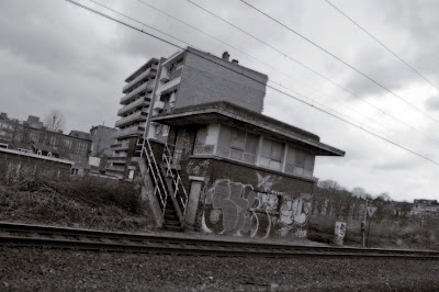 cabine d'aiguillage et voies ferrées,  liège, photo © dominique houcmant