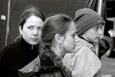 trois filles, bénévoles lors du montage du Festival des Ardentes 2007 à Liège, photo © dominique houcmant