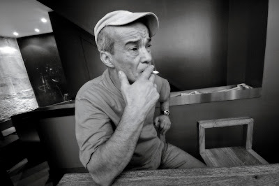 portrait d'homme à casquette avec cigarette, man portrait with cigarette, photo © dominique houcmant