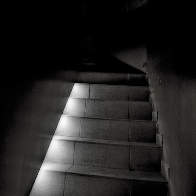 photo d'un escalier dans l'obscurité, staircase in the dark, photo © dominique houcmant