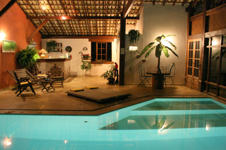 Um bar junto á piscina interior.