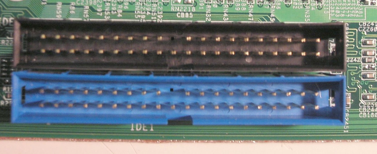 informacion del equipo de computo Conector IDE y SATA.