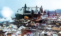 Scavenging at 6 Mile garbage dump, Port Moresby