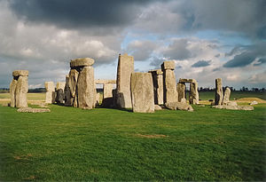 [300px-Stonehenge_back_wide.jpg]