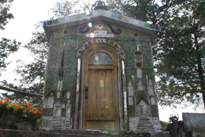 Small chapel with inlaid images of churches on either side of the door