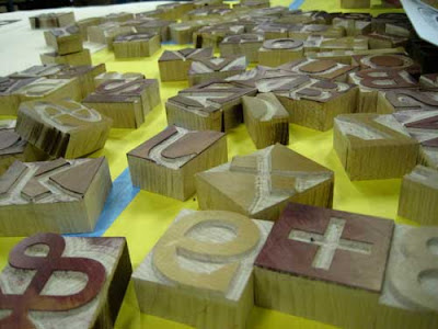 Scattered pieces of wood type for the Carter font