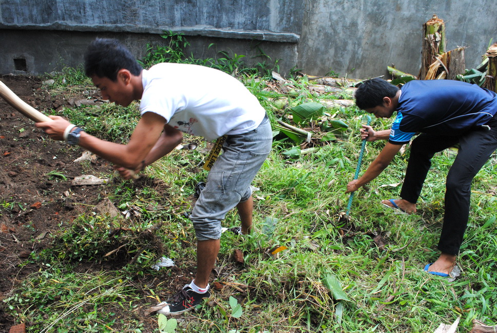 disain rumah: Proyek Rumah Baca Aksara: Tahap Pembersihan Lahan