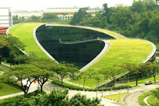 Un edificio con techo de cesped