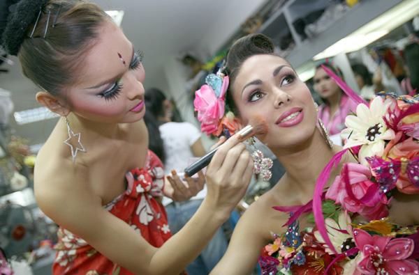 [07miss+international+queen2.jpg]