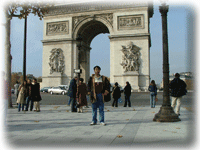 ประตูชัยบนถนนชองป์เอลิเซ่ มหานครปารีส ประเทศฝรั่งเศส