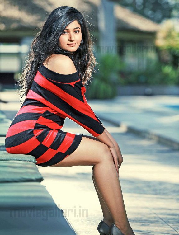 Poonam Bajwa Hot Stills, Poonam Bajwa Pictures Online