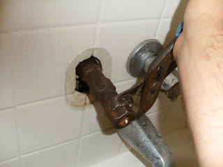 How to Be A Handyman: How to fix a leaky tub faucet