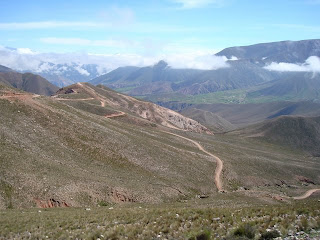 Paisaje con un camino sinuoso y difícil