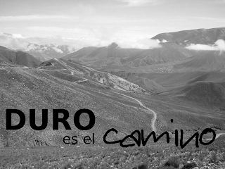 Paisaje en gris con la frase Duro es el camino