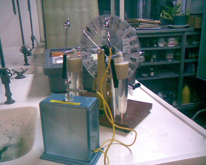 Vista de la Máquina de Wimshurt y el Electroscopio