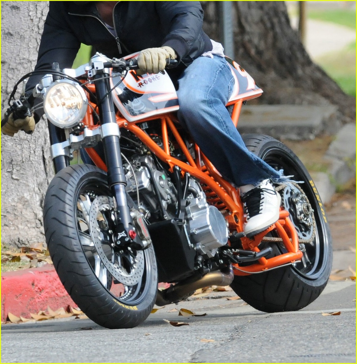 http://2.bp.blogspot.com/_khWMKx04iSc/TJ5iNAKCzCI/AAAAAAAAASA/_Q0O4e_TamQ/s1600/brad-pitt-orange-motorcycle-05.jpg