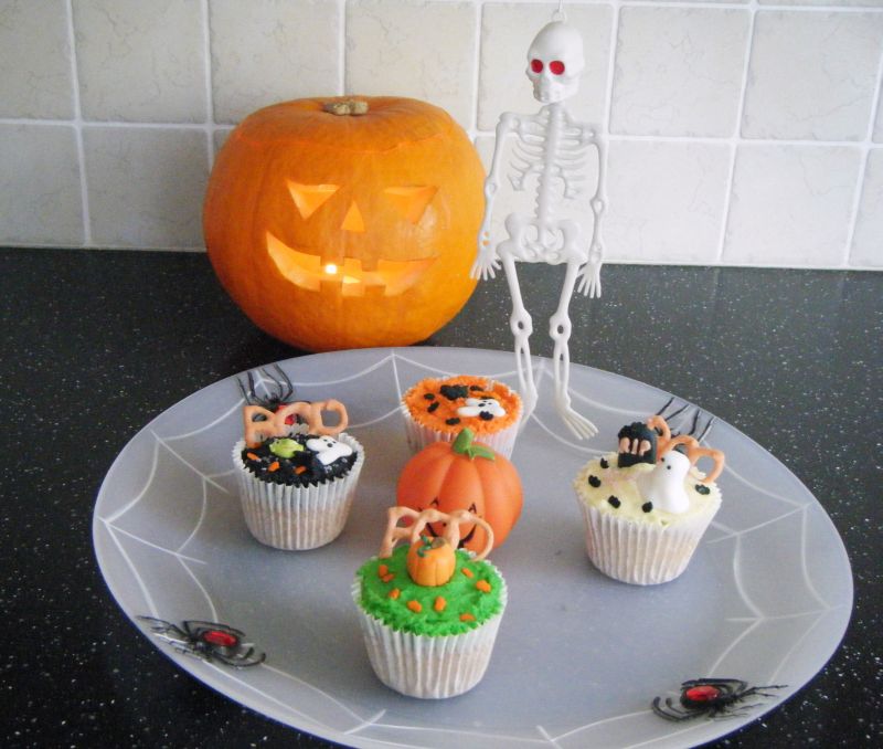 [carved+pumpkin+&+cupcakes.jpg]
