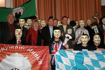 Gruppenfoto von Anonymous und den Rednern der Konferenz