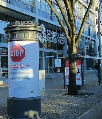 Warnendes Plakat vor der Berliner Scientology Zentrale