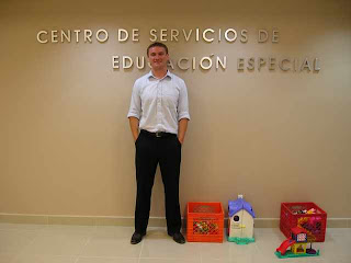 Paddy Sullivan standing in front of a wall that reads 'Centro de Servicios de Educacion Especial'