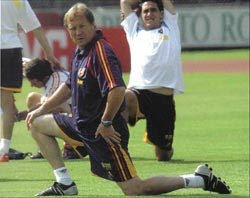 Manolo Delgado dirigiendo una de las sesiones de preparación física de la Selección Española de Fútbol.