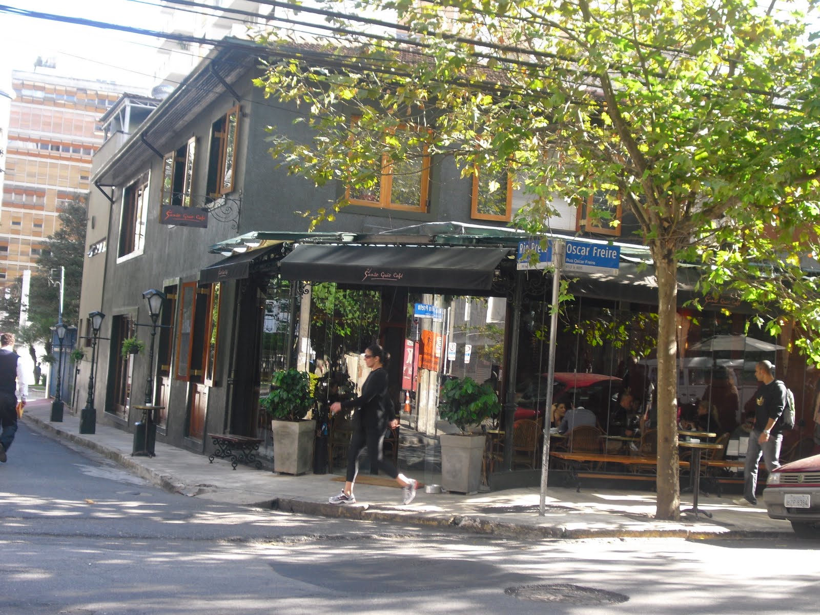 Avenida Paulista: Rua Oscar Freire. 