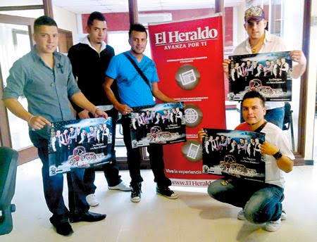 [Peter-Hugo-Memo-Ibarra-Miguel-y-Omar-Sanchez-integrantes-de-la-agrupacion-Alacranes-Musical.-Alacranes-picando-en-la-radio-hondurena_imagen_full]