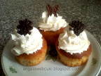 Bodzás muffin, bodzavirágból készült nagyon finom sütemény, tejszínhabbal valamint csokoládé lapkákkal díszítve.