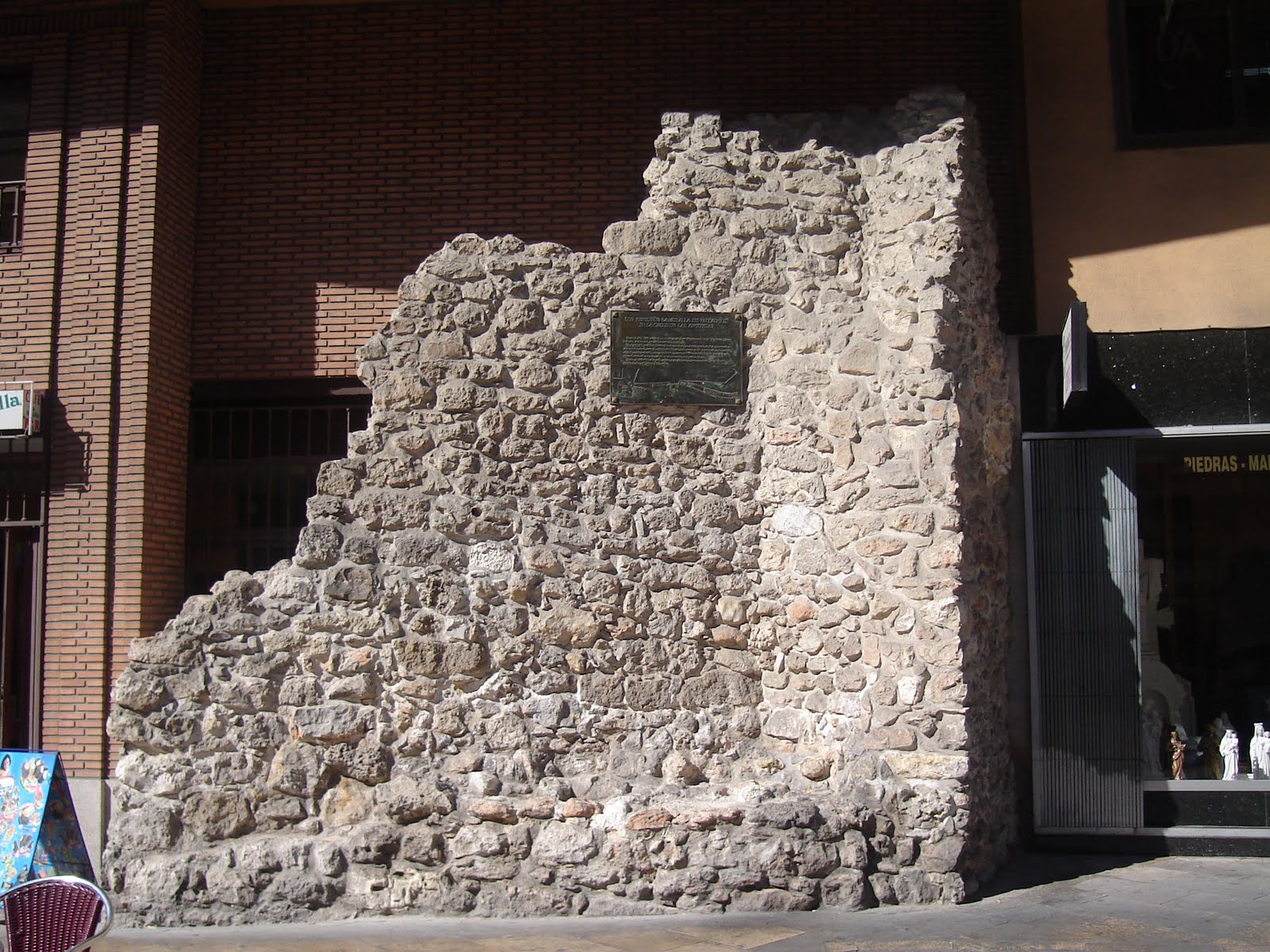 [Restos+muralla+de+Valladolid+en+calle+Angustias.JPG]