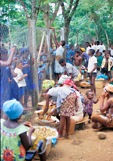 market outside HRSS Kenema at lunchtime