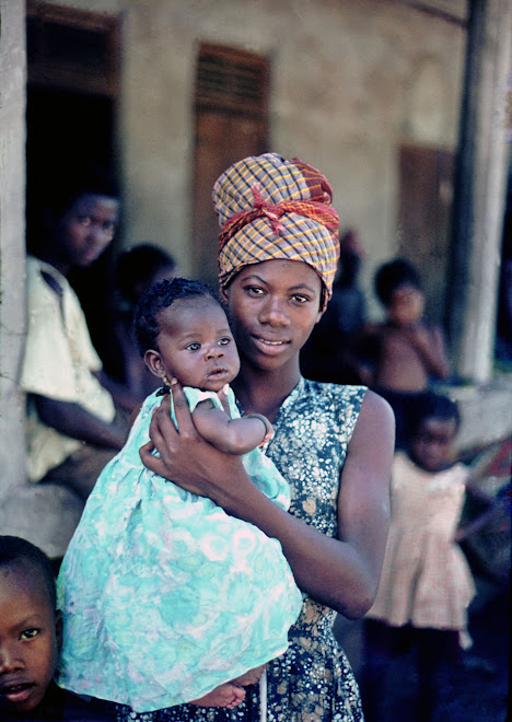 Elizabeth with Baby Isetta - Dama Rd - Kenema