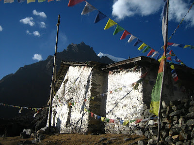 drapeau tibétain et refuge au népal