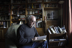 Fernando Ainsa en su biblioteca de Zaragoza (Foto Heraldo de Aragón)