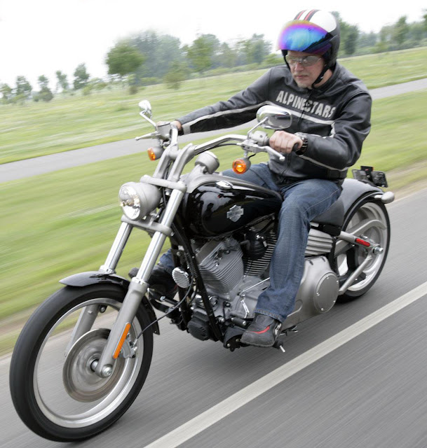 Extreme Machines. Harley DavidsonRocker C Review.