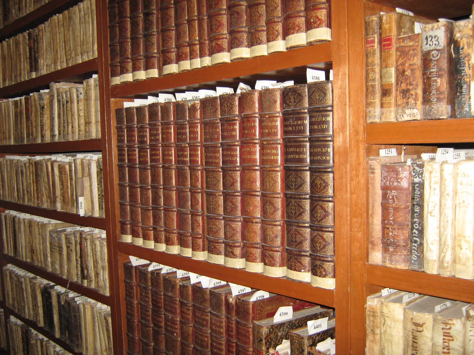Voces fragmentarias Al calor del pasado la biblioteca conventual del