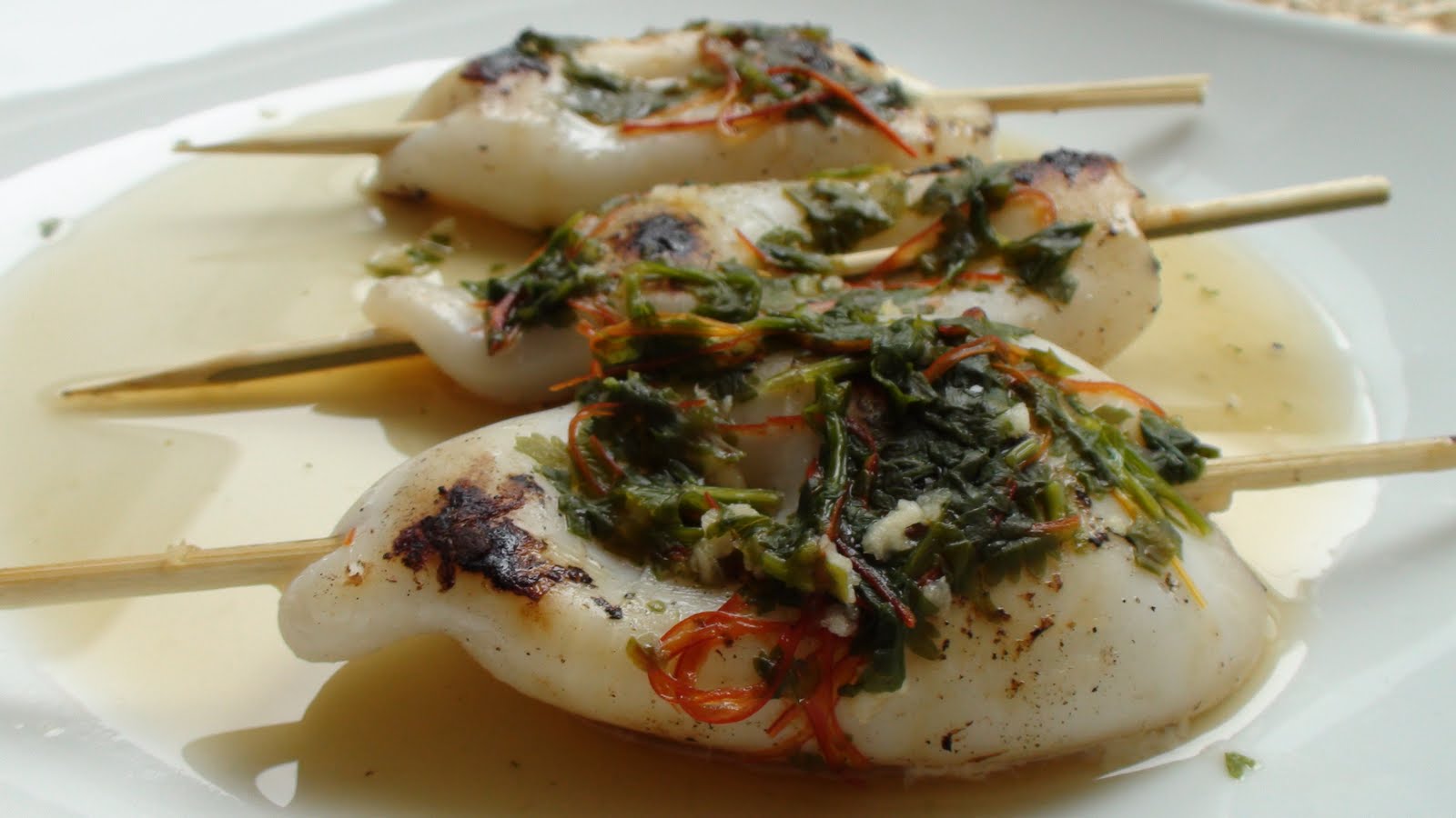 Gusto &amp; Aroma: Thailändische marinierte Tintenfisch-Spieße vom Grill