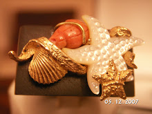 Anello realizzato in oro,corallo e madreperla su base in ebano