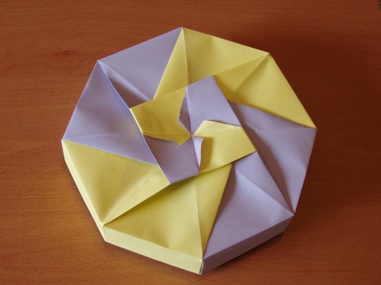 [caixa-octogonal-azul-amarela.jpg]