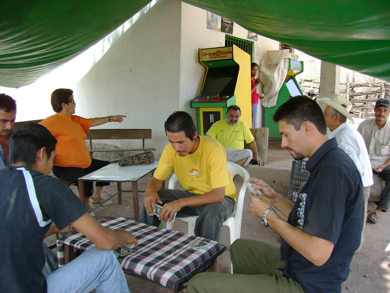 Entretenida jugada de naipes entre sierreños de Bagresitos