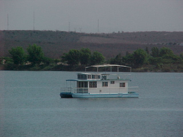 Barco en el dique la primavera, Culiacán Rosales. (RRG 2003)