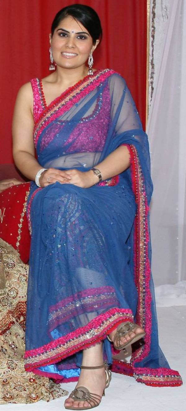 Kerala Desi Homely Hot Aunty Saree Pose Gallery Photos
