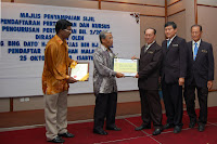 马来西亚社团注册局总监-莫哈末阿里斯颁发卓越社团奖状及一千令吉现金奖给予新板乐龄协会