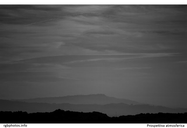 Profilo di colline in bianco e nero