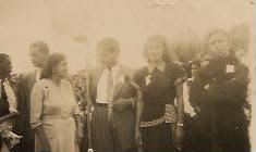 Foto del año 1951, en la Plaza Bolívar, frente a la Iglesia. Se celebraba "El centenario":