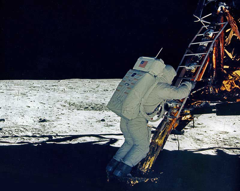 [homemdescendolua.jpg]