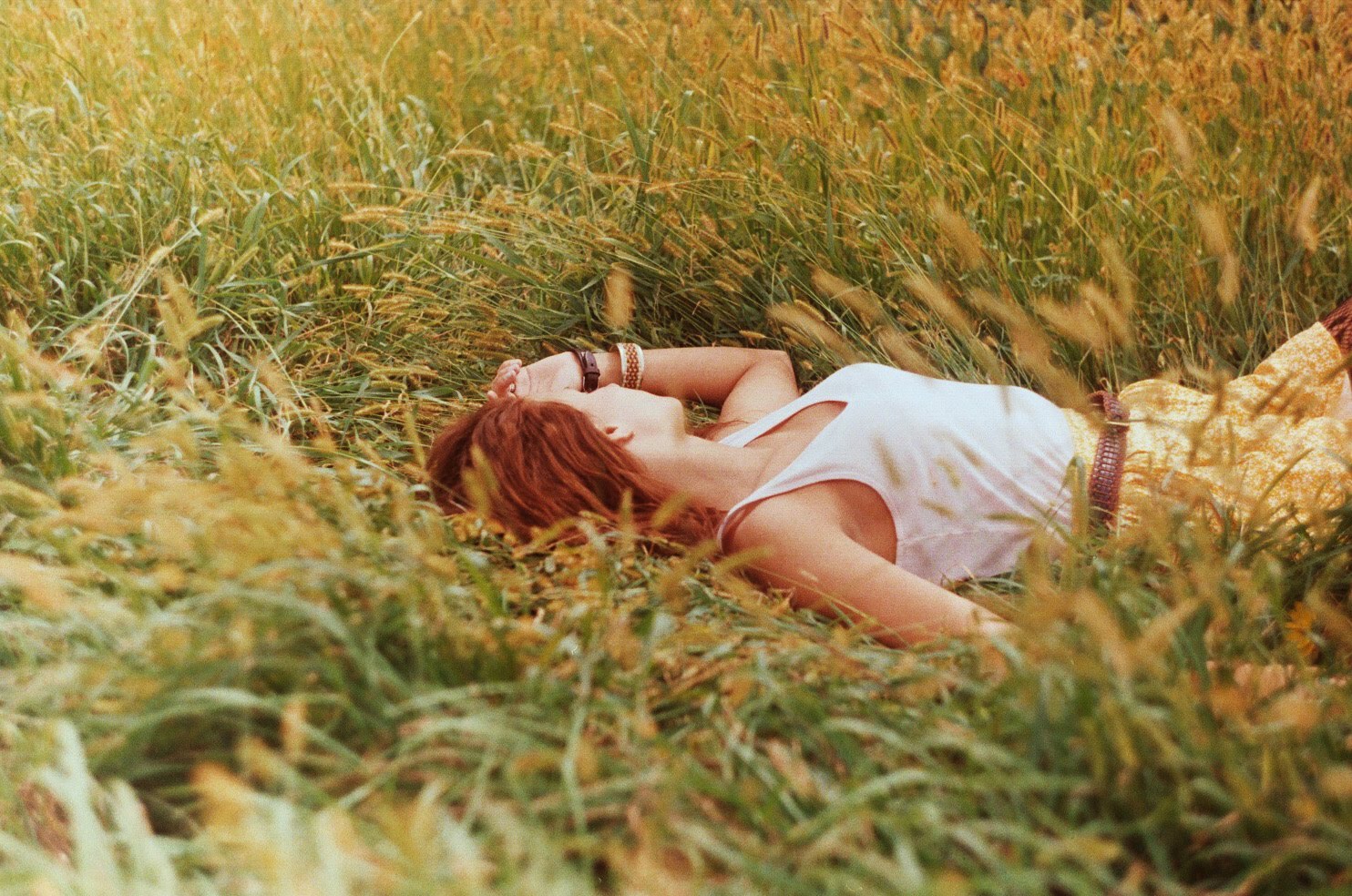 Countryside girl. Рыжая девушка в поле. Девушки с рыжими волосами в поле. Рыжая девушка в поле со спины. Рыжая девушка Цветочное поле.
