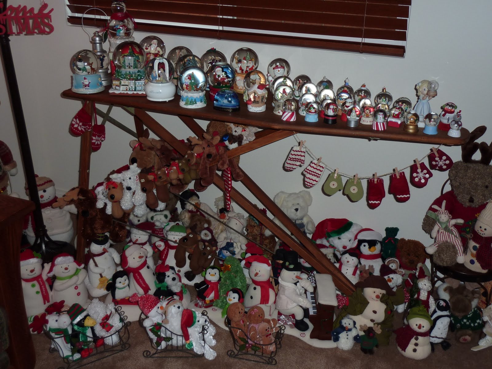 [snowglobes+and+plush+011.JPG]