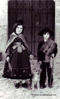Candelaria y choricero (Niños: Carmen y Lari)