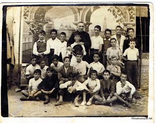 Niños de Candelario Salamanca en la escuela con el cura del pueblo