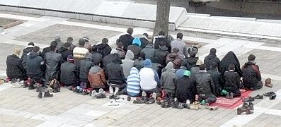 Pleven: Libyans praying #1
